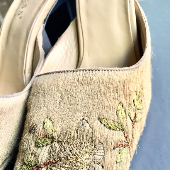 GUESS Fur Champagne Embroidery Leather Mules Heels - Picture 8 of 9